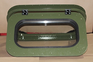 Фото окна для контейнеров в зеленом цветом исполнении