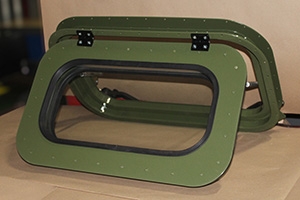 Фото окна для контейнеров в зеленом цветом исполнении