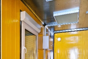 Вид изнутри на съемную торцевую панель, потолок выполнен из стального оцинкованного листа