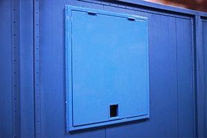 Запираемое вентиляционное окно встроенное в контейнере