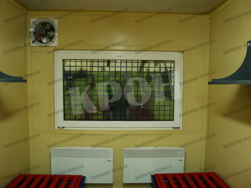 Фотография окна с решеткой в мобильной аккумуляторной мастерской