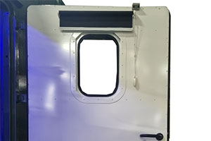 Дверь фургонного типа с окном и шторкой светомаскировки