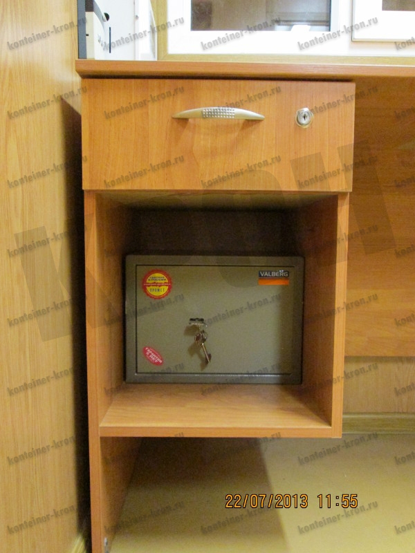 Фотография запираемого ящика и сейфа в столе дежурного