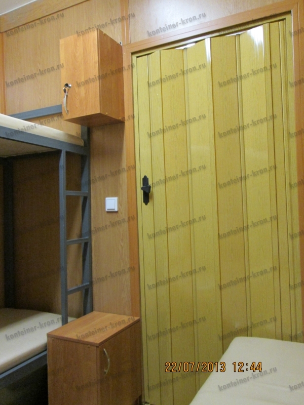 Раздвижная дверь в помещение комнаты отдыха