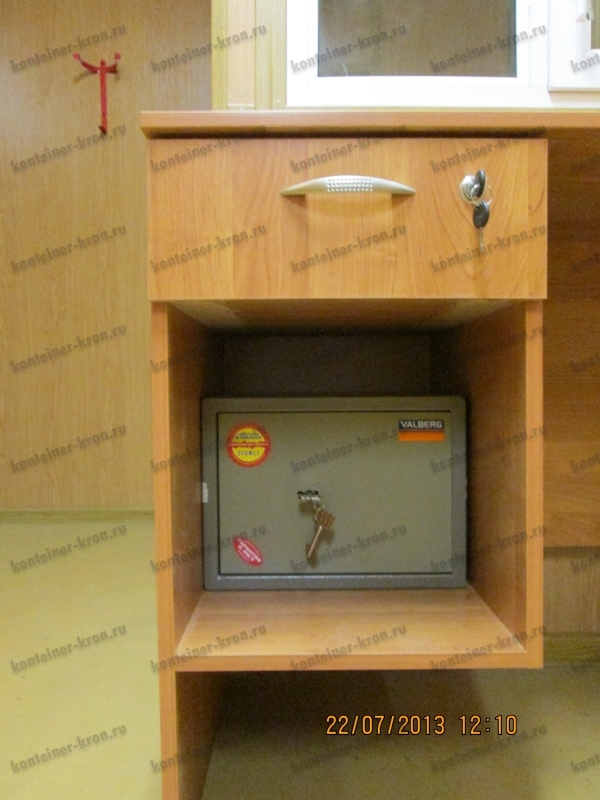 Фотография запираемого ящика и сейфа в столе дежурного
