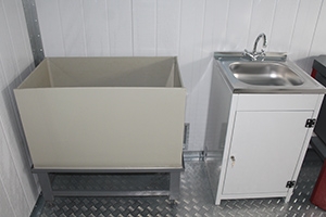 Ванна полипропиленовая для промывки АБ со сливом и решеткой