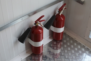 Фотография металлических креплений для огнетушителей