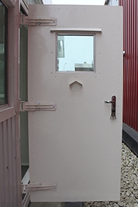 Фотография металлической двери с бронированным стеклом
