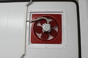Фото вытяжного вентилятора установленного в зарядном отсеке