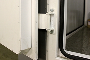 Фото крепления дверной петли к контейнеру