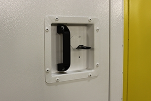Фото ручки двери с замком блок-контейнера ББН.4-6-0004