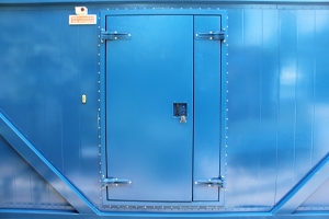 Фото металлической двери контейнера для ДГУ