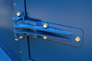 Фотография металлической дверной петли контейнера для ДГУ