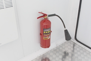 Фотография огнетушителя установленного в контейнере для ДГУ