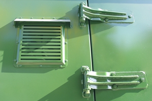 Фотография вентиляционной решетки и дверных петель