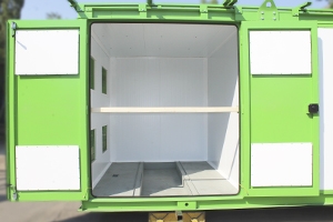 Фото металлических дверей контейнера в открытом виде