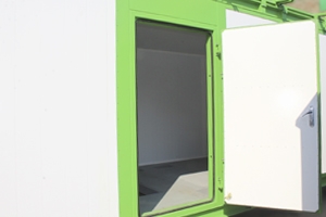 Металлическая дверь контейнера в открытом виде