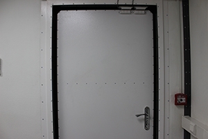Фото металлической двери блок-контейнера для оборудования связи