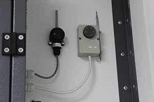 Фотография термостата ДТКБ-2000 блок-контейнера для оборудования связи