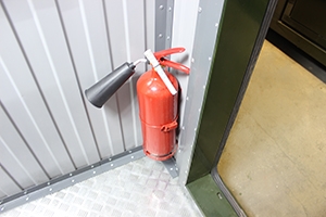 Фотография огнетушителя блок-контейнера для оборудования связи