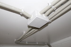 Фото проложения кабелей под потолком