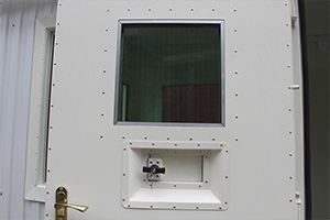 Фото металлической двери с бронированным стеклом
